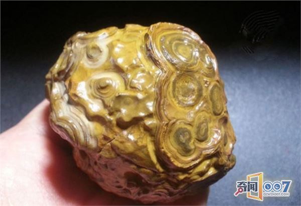 小伙发现丑陋无比的石头，却极为珍贵