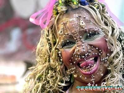 世界第一“恋环狂” 女护士满脸都是小环