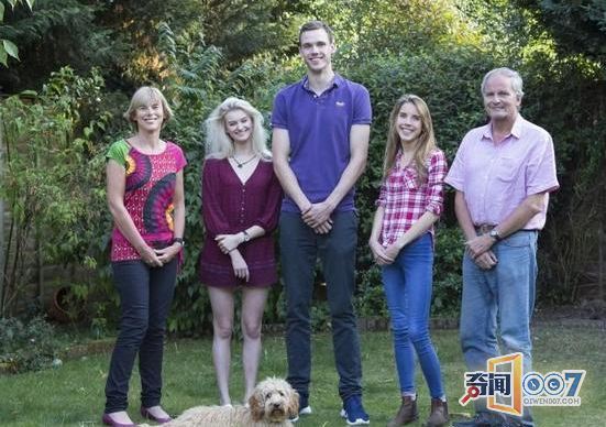 英国最高在校生 21岁身高2米2走红网络