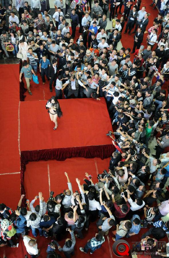 莫露露人体月饼宴 大尺度全裸供人吮食