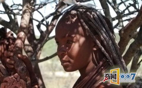 这里的女人从来都不洗澡，皮肤已经变成了红色