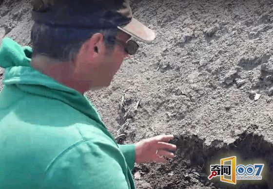 男子野外看到地中一块圆石头，砸开冲洗后乐坏了！