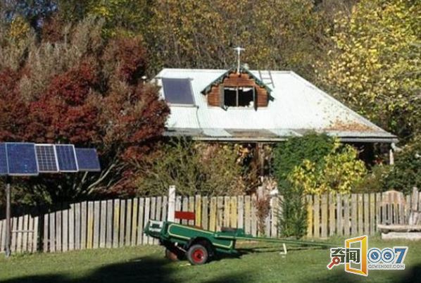 女子森林独居34年,花8年自建房,用牛粪糊墙