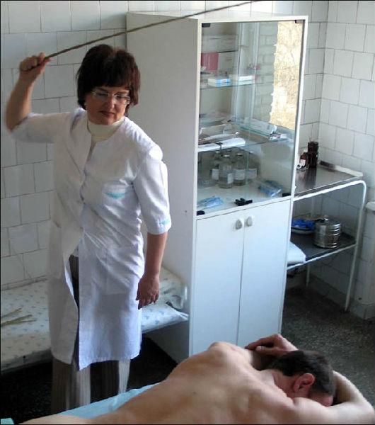 医生治怪病靠打屁股 已治好很多人_0
