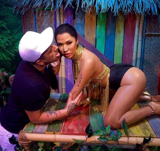 妮琪米娜蜡像姿势由于太过暧昧被游客恶搞