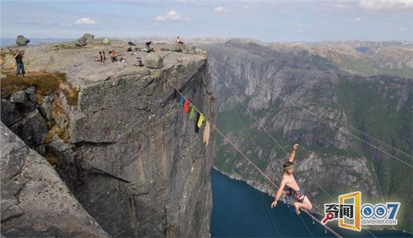 极限狂人千米高空绳索上晾衣服
