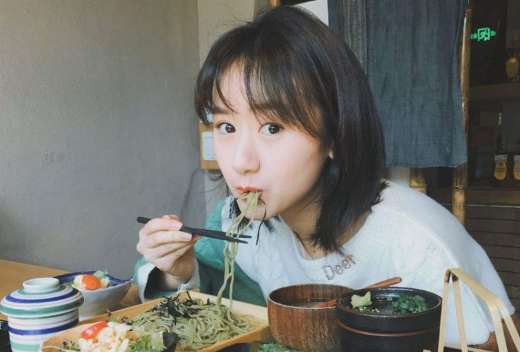在《爱情公寓》演小配角，搭档张艺兴走红，如今成功上位当女主角