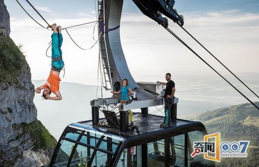 瑞士男子高山缆车间走扁带 高空惊险玩倒立