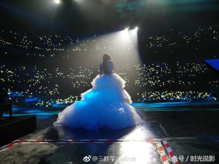 张靓颖北京演唱会哭了，透露右耳间歇性失聪，坦言“没有公主命”