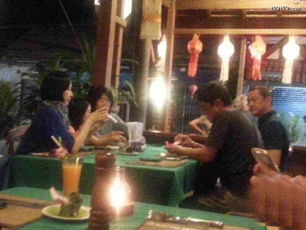 曝李亚鹏携女儿与女友人过年游泰国