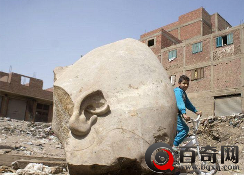 埃及考古发现 开罗贫民窟地下现法老雕像