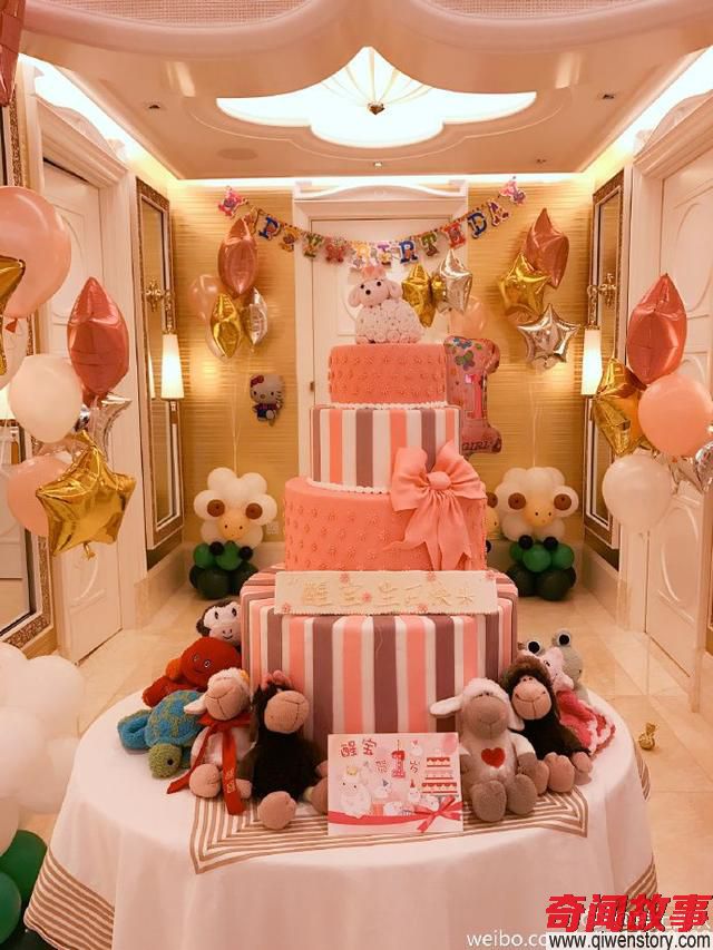 章子怡晒全家福，一周岁的女儿像极了汪峰