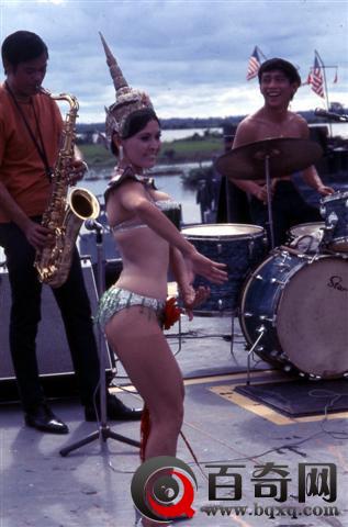 越战罕见秘照-南越美女到美军基地慰劳大兵(组图)