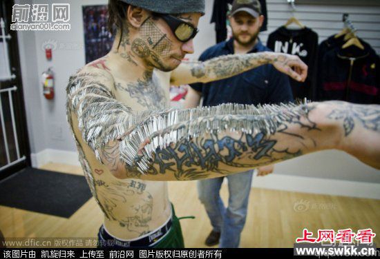 加拿大纹身狂热分子身上插4550根针打破世界纪录_0