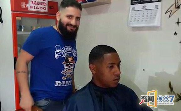 男子挥铁锤敲斧子理发 顾客全程一脸懵