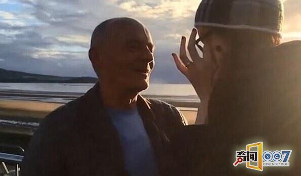 18岁少女爱上60岁看门人，画面不堪入目