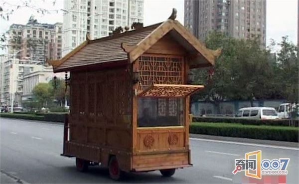 瓜农将农用车打造成“宫殿” 称其曾参加过故宫维修