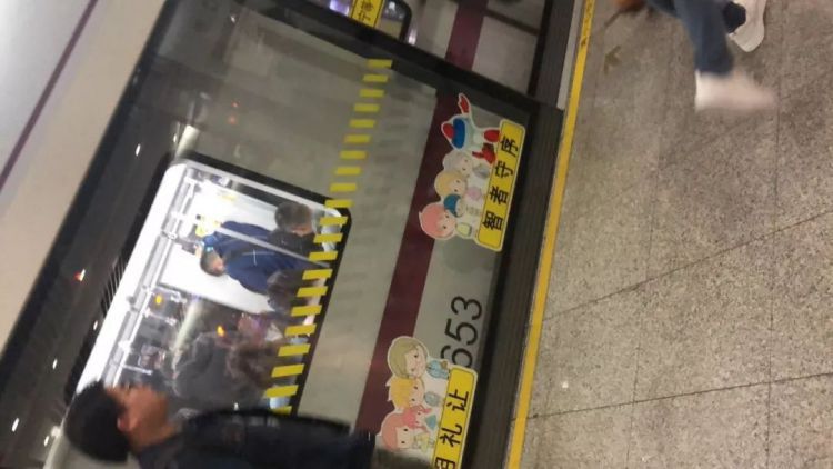 昨晚电影院堪比跨年现场！取票机都大排长龙，有人翘班都要看!