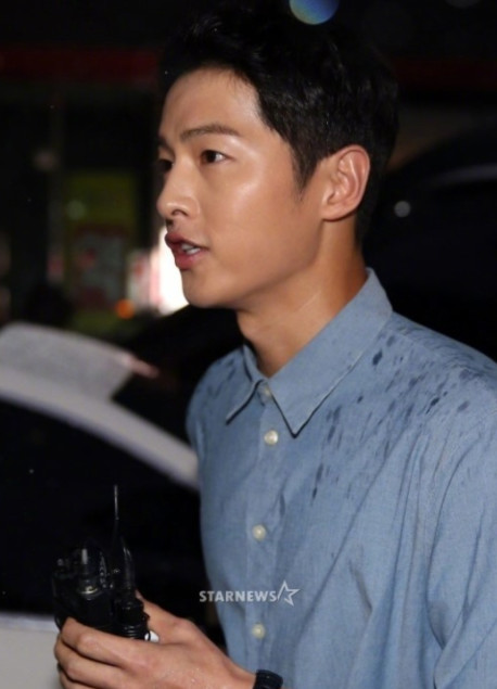 宋仲基公开婚讯后首亮相 笑容灿烂比心