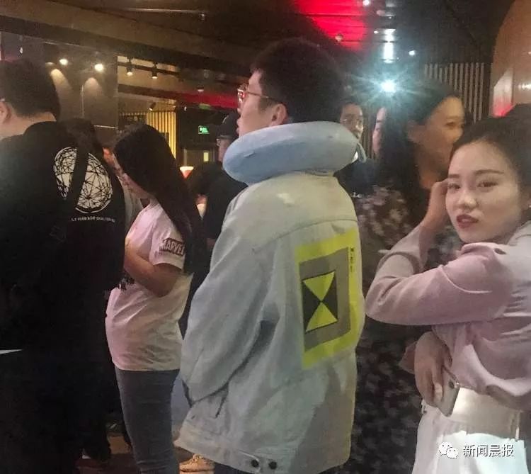 昨晚电影院堪比跨年现场！取票机都大排长龙，有人翘班都要看!