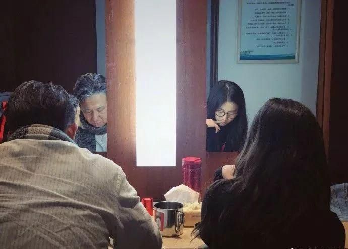 黄磊女儿多多近照曝光，13岁身高直逼超模，大长腿太抢镜了！