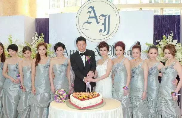 文颂娴出席晚宴清纯可人，跟众TVB女明星合影的她气质出挑很漂亮