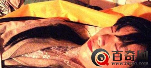 村民挖到400年古墓 打开后彻底疯狂