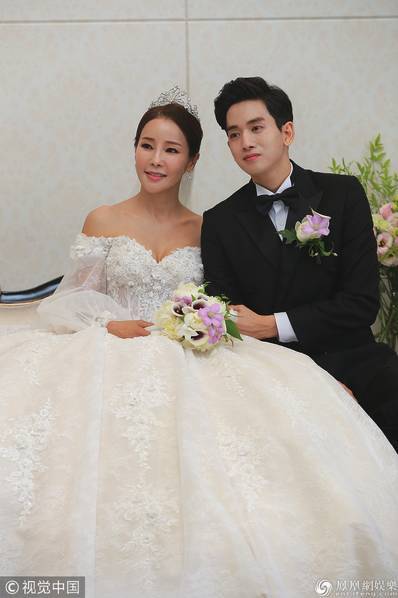 韩歌手米娜和小17岁男友结婚 男方泪洒现场