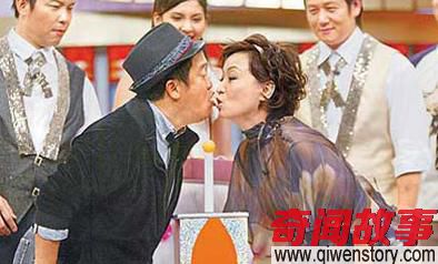 她抛夫弃女牵手比自己小12岁的人，如今与女儿冰释前嫌_0