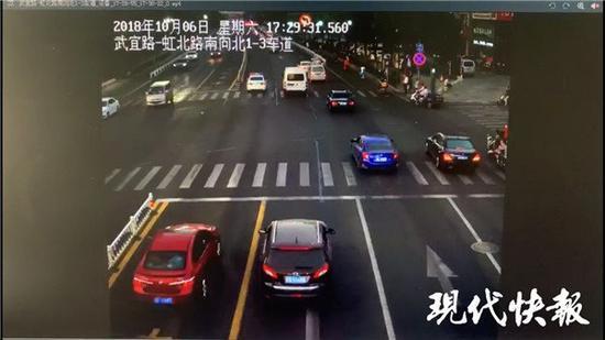 私家车交警眼皮底下闯红灯 交警没处罚还一路护送