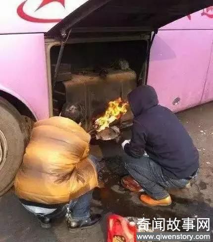 妹子，你的口罩太另类了吧，旁边的大叔表示很无奈啊