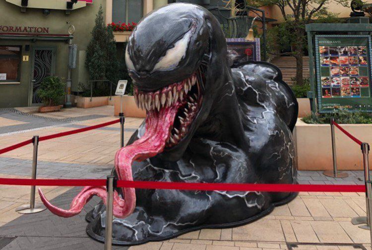 毒液舌头太长被玩坏，日本影院雕像舌头碰断，工作人员辛苦抢修