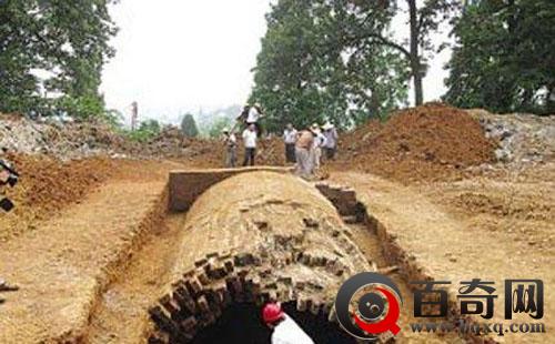 村民挖到400年古墓 打开后彻底疯狂