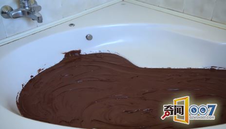 小伙用巧克力酱洗澡，网友看到吞口水