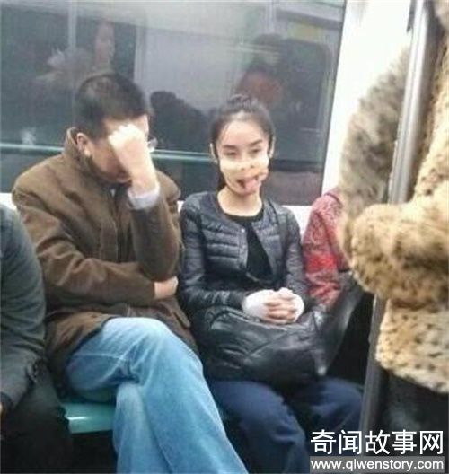 妹子，你的口罩太另类了吧，旁边的大叔表示很无奈啊