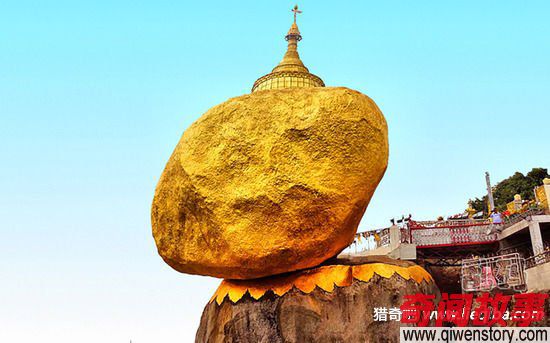 神秘巨石令人惊叹 屹立悬崖千年未倒_0