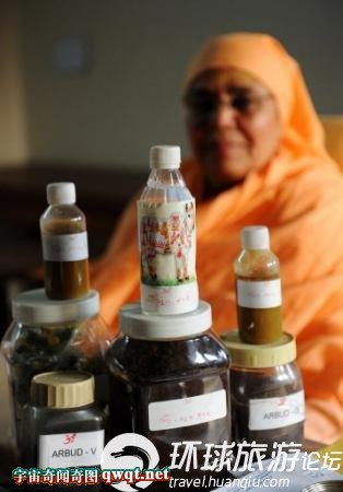 印度人竟然每天喝牛尿 用牛粪刷牙