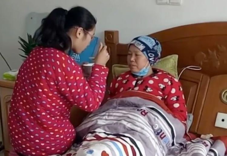 奇闻：妈妈卧病在床，15岁女儿每天却吃8个鸡蛋，让人不淡定