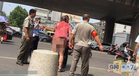奇葩男子害怕车被扣，竟当众脱裤子！