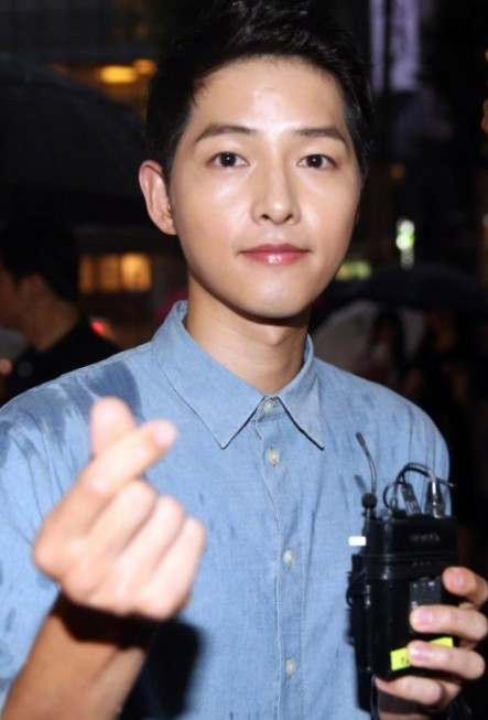 宋仲基公开婚讯后首亮相 笑容灿烂比心