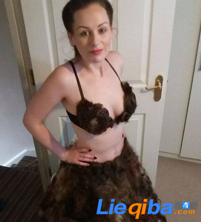 好恶心！女子用体毛打造礼服_0