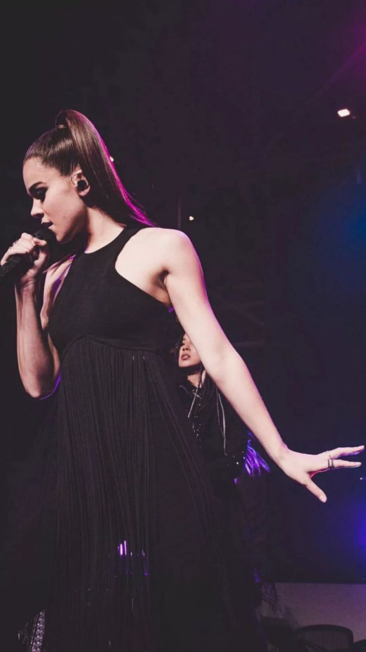 海莉·斯坦菲尔德：被“大黄蜂”宠爱的酷女孩