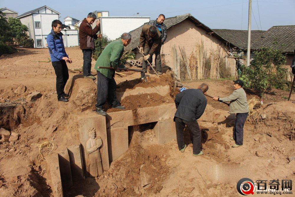 修房挖出南宋古墓 墓中石刻龙虎美女