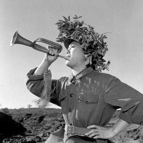 这位少将当兵吹了7年号，后来成为三个军的政委，与两位上将是搭档！