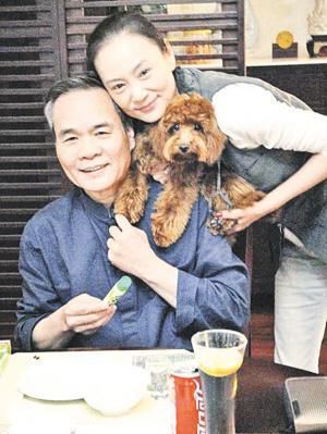 嫁给大13岁丑老公，婚后被宠人人都羡慕，今丈夫去世她伤心暴瘦