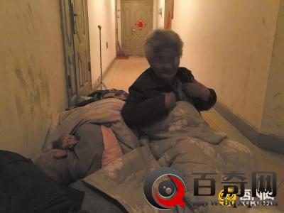 睡楼道老人被儿子接入家中 儿媳妇称此前并不知