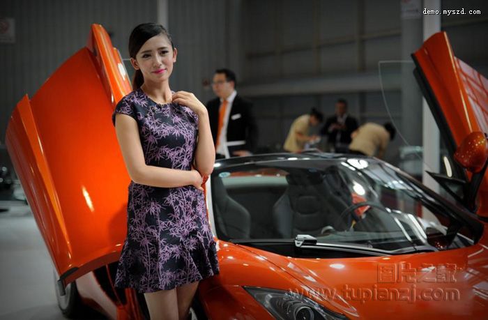 成都国际车展车模云集 亮瞎人眼