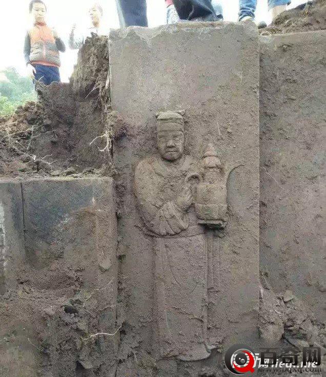 修房挖出南宋古墓 墓中石刻龙虎美女