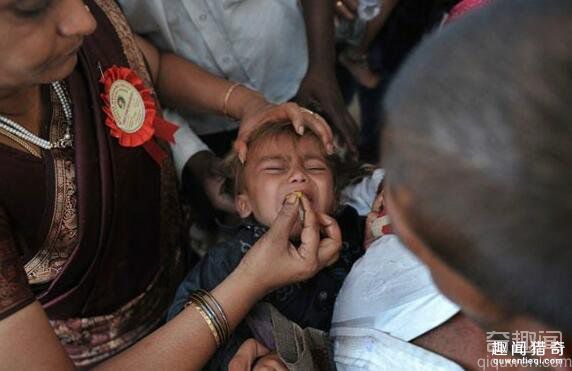 奇葩偏方！印度吞活鱼治哮喘