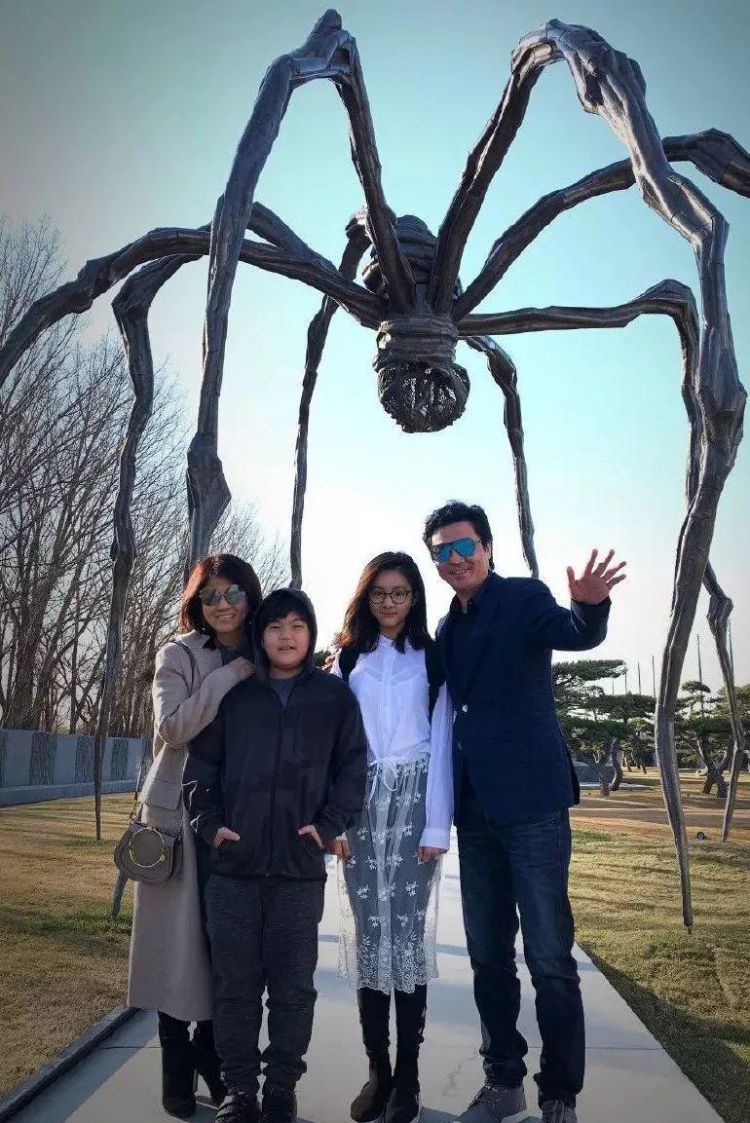 黄磊女儿多多近照曝光，13岁身高直逼超模，大长腿太抢镜了！